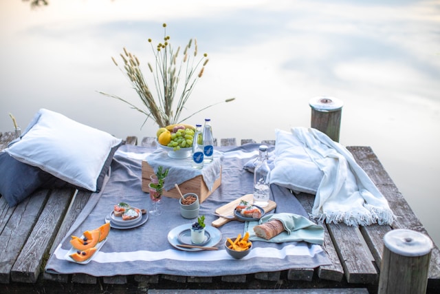 Hygge Picknick am Steg des Sees