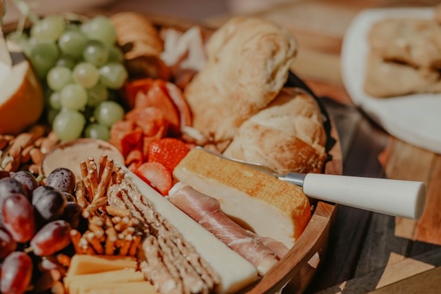 Hygge Picknick mit Käse, Wurst und Brot