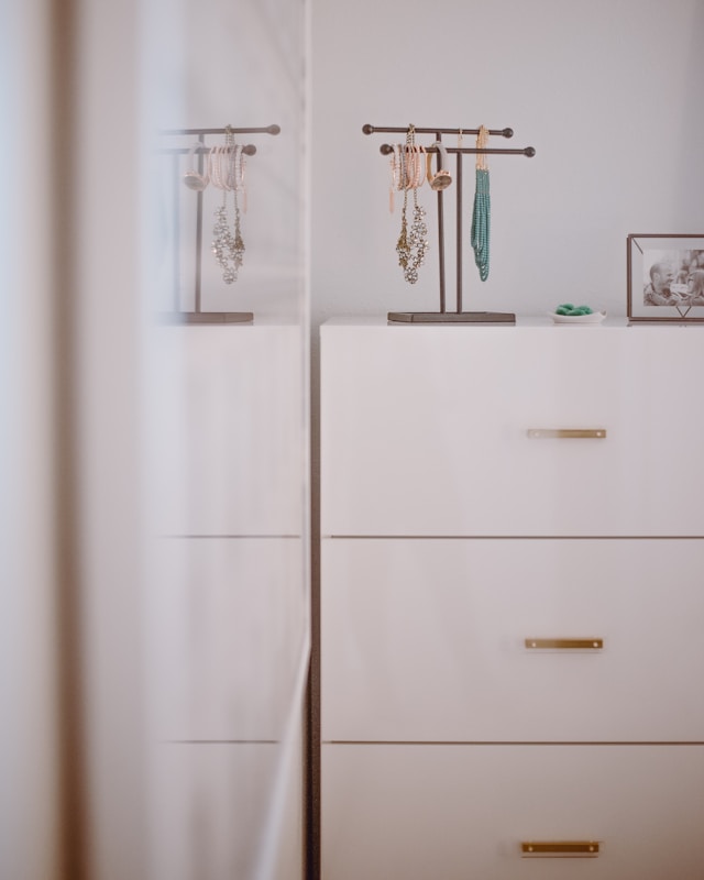 Flurgestaltung mit weißen Möbeln für Stauraum