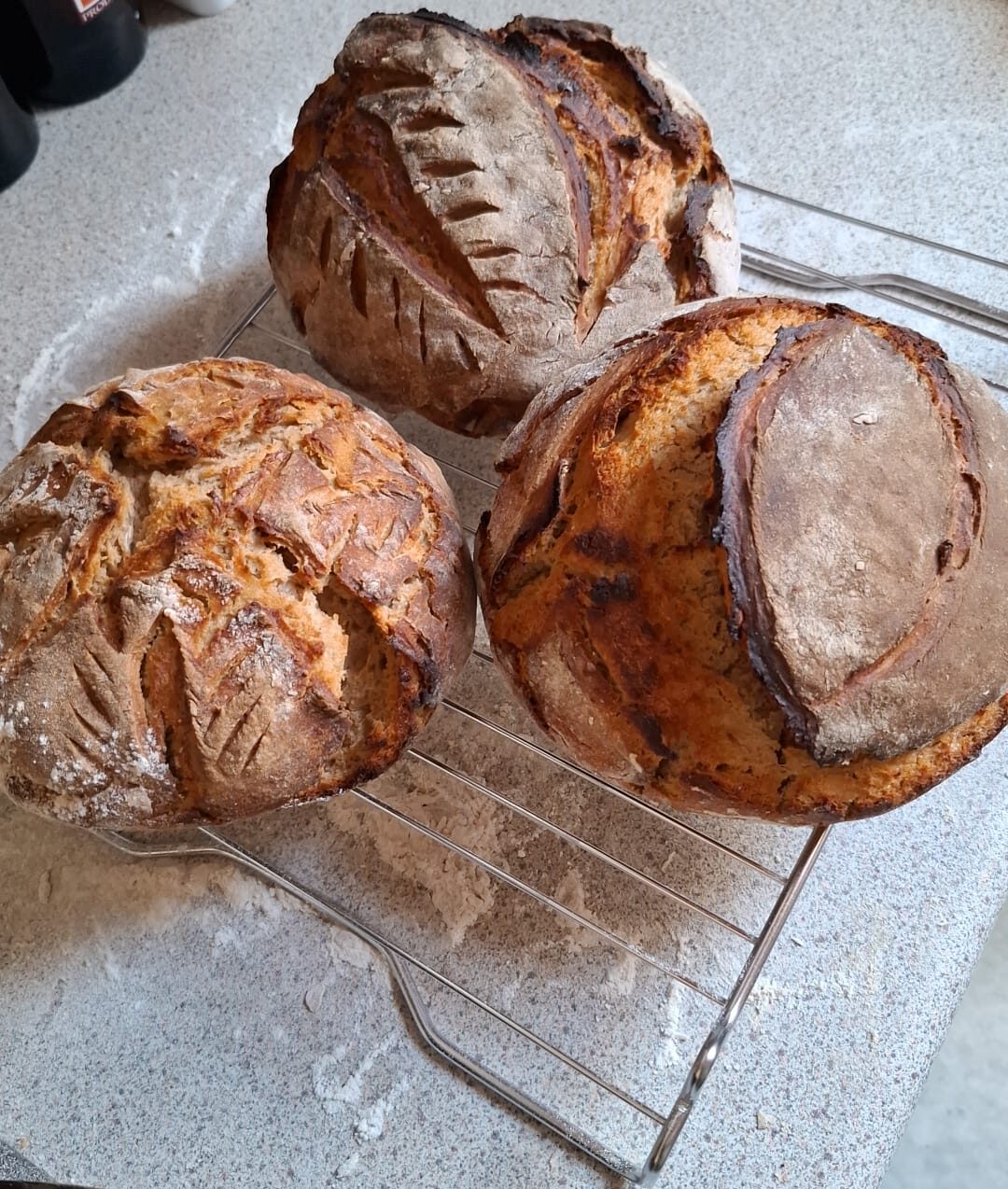 Selbstgebackenes Brot mit Sauerteig