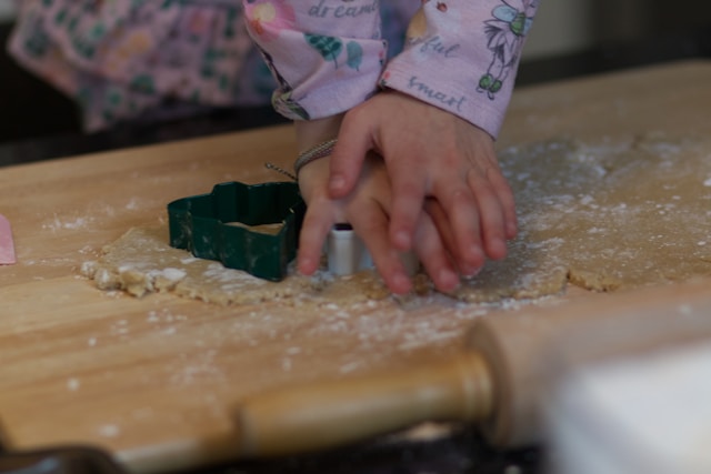 Kinderhände stechen Plätzchen aus
