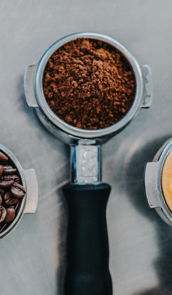 Kaffeepulver aus der Siebträgermaschine