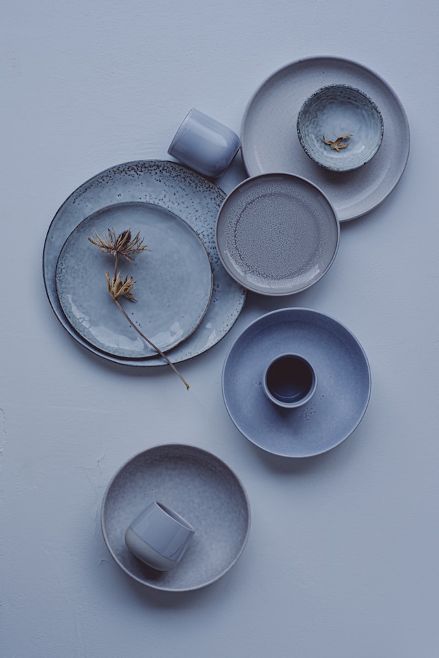 Geschirr schön ausgebreitet auf dem Boden