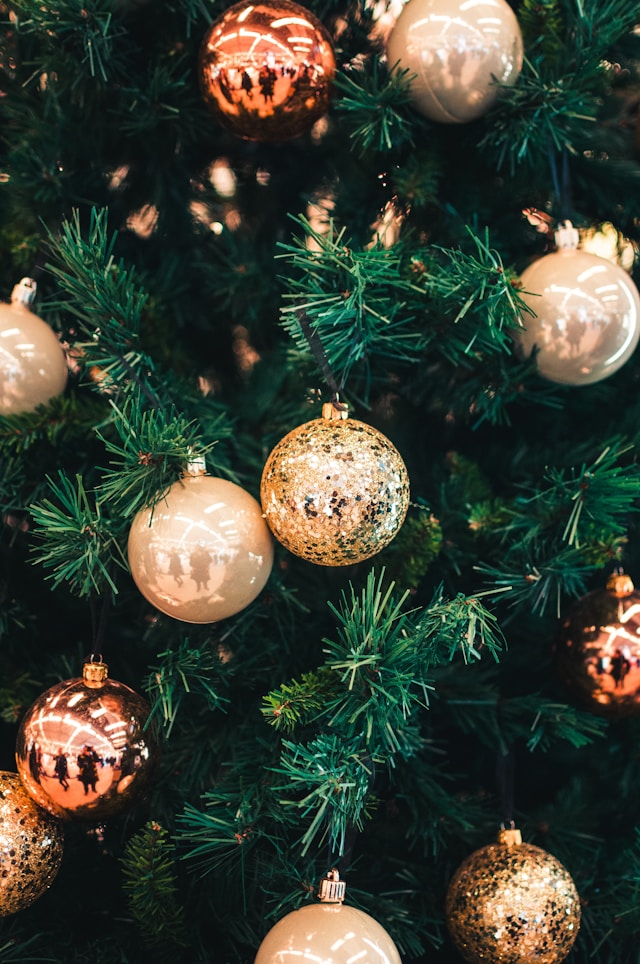 Weihnachtsbaum mit Kugeln