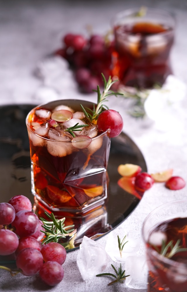 Cocktail mit Beeren und Trauben
