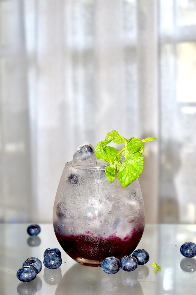 Cocktail mit zerstoßenen Heidelbeeren und Eis